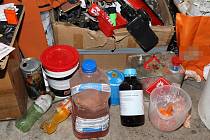 Policie při domovních prohlídkách na Šumpersku zajistila drogy, chemikálie, kilogram pervitinu a milion korun v hotovosti, 9. červen 2022