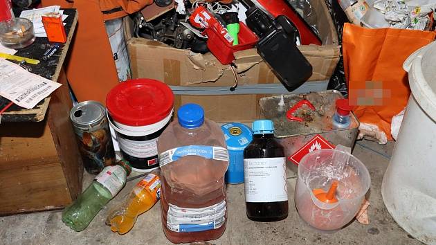 Policie při domovních prohlídkách na Šumpersku zajistila drogy, chemikálie, kilogram pervitinu a milion korun v hotovosti, 9. červen 2022