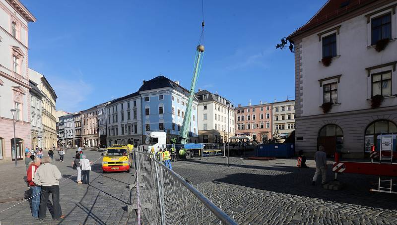 Z olomoucké radnice kvůli opravě sundali špičku věže