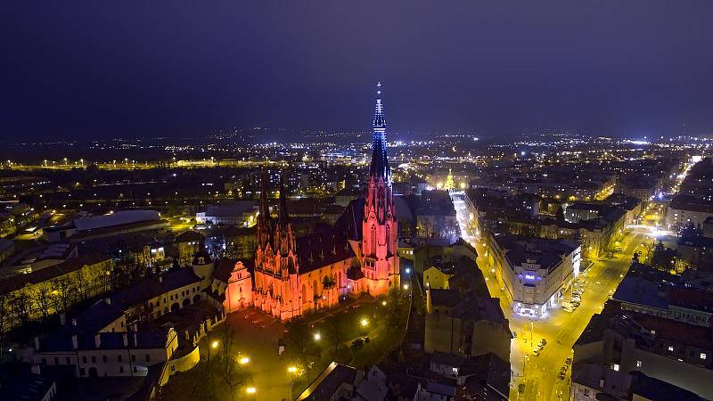 Olomoucká katedrála sv. Václava se rozzářila červeným světlem na připomínku lidí trpících pro víru. 25. listopadu 2020