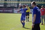 Fotbalisté béčka Holice prohráli utkání s Lutínem (v modrém) 0:1