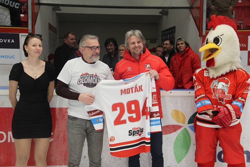 Hokejisté HC Olomouc se v plecharéně společně s fanoušky loučili se sezonou 2021/2022. Zdeněk Moták a Jan Tomajko