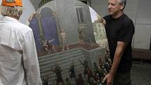 Farnost ve Slavoníně přijala před několika měsíci štědrou nabídku dvou nizozemských výtvarníků Roba van Dolrona a Wima Barendse. Ti se rozhodli namalovat zdarma Křížovou cestu do čtrnácti kapliček nacházejících se ve zdi okolo kostela sv. Ondřeje.