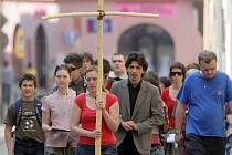 Mladí lidé na velkopáteční křížové cestě procházejí ulicemi Olomouce. Ilustrační foto 