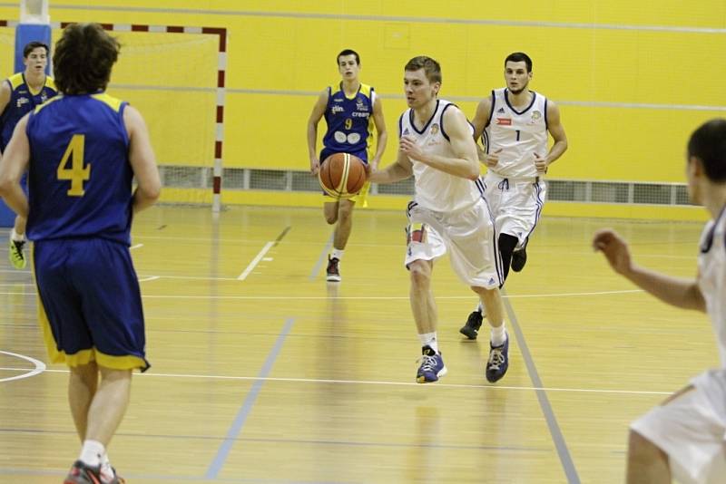 Olomoučtí basketbalisté (v bílém) proti Zlínu