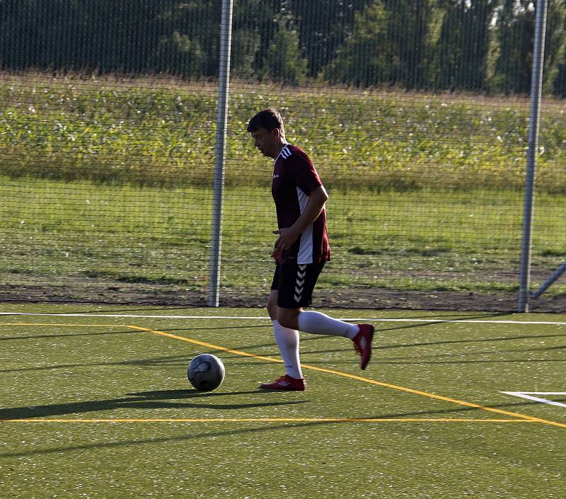 První liga Malého fotbalu Olomouc: FC Levotil - Marky Sport Olomouc 5:1 na novém víceúčelovém hřišti s umělou trávou v Července.