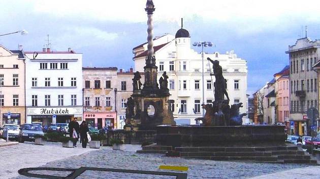 Vyznačené dláždění a pamětní deska budou připomínat významný archeologický nález na Dolním náměstí v Olomouci.