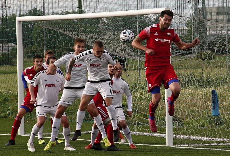 Fotbalisté Uničova (v červeném) porazili v přípravě HFK 2:1.