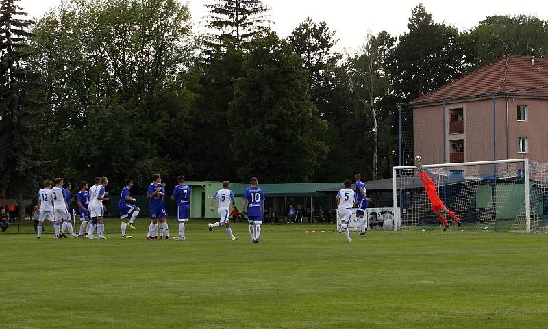 Fotbalisté Sigmy Lutín (v modrém) remizovali s Viktorií Přerov 1:1.