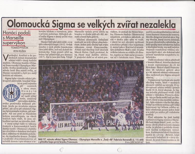 Olomoučtí fotbalisté remizovali v roce 1998 v Poháru UEFA doma s Olympiquem Marseille 2:2. dobový výstřižek