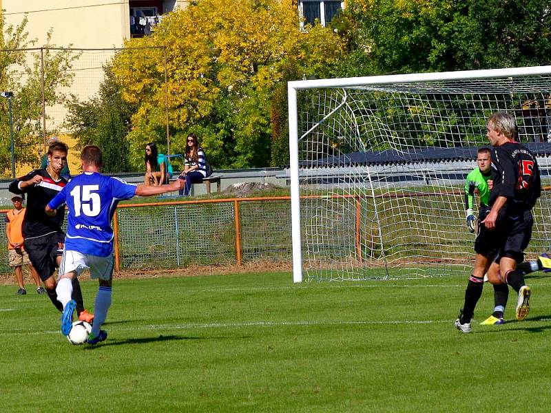 Fotbalisté Uničova (v modrém) proti Orlové