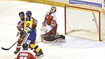 Olomouc vs. Zlín - druhý zápas předkola play-off. ruhý gól Zlína. Zleva Tomáš Houdek z Olomouce, Pavel Sedláček ze Zlína a brankář Olomouce Branislav Konrád