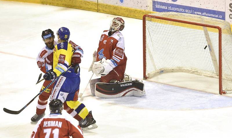 Olomouc vs. Zlín - druhý zápas předkola play-off. ruhý gól Zlína. Zleva Tomáš Houdek z Olomouce, Pavel Sedláček ze Zlína a brankář Olomouce Branislav Konrád