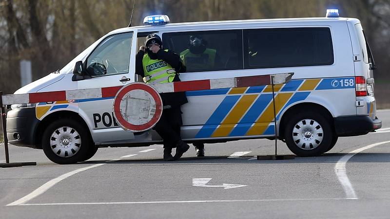 Policisté střeží vjezd do uzavřené Litovle