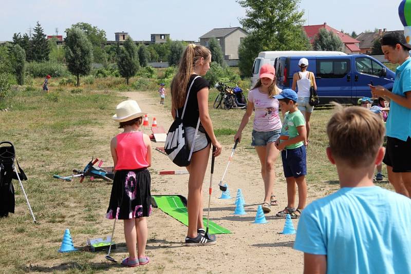 Dračí lodě od sobotního rána čeří vodu řeky Moravy u Dětského centra Ostrůvek na Nových Sadech v Olomouci.