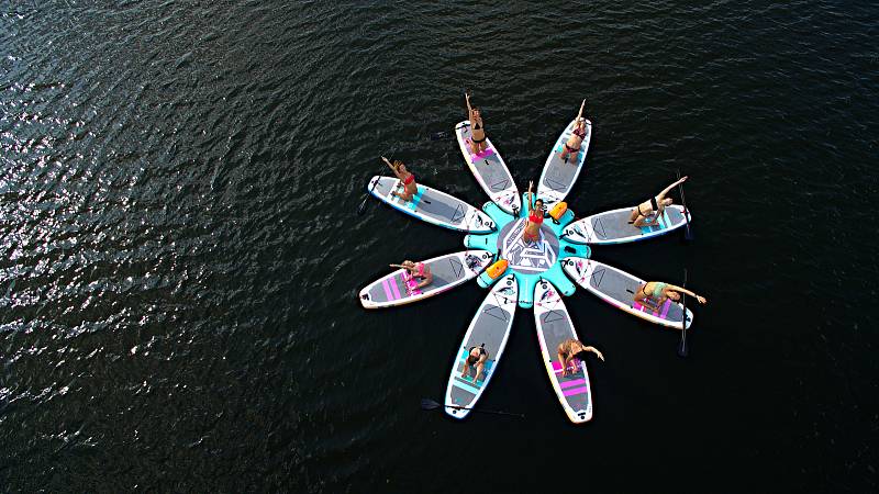 Paddle yoga na přírodním koupališti Poděbrady  u Olomouce.