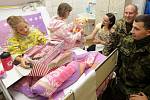 Dětem, která stráví Vánoce v nemocnici, nadělili dárky vojáci aktivních záloh.