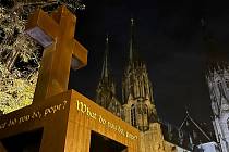 Na Václavském náměstí stojí obří trůn. Další umělecké dílo letošního sochařského festivalu Sculpture Line oživilo Olomouc. Listopad 2023