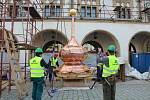 Opravená radniční věžička se v úterý dopoledne vrátila na své původní místo. Plné Horní náměstí v Olomouci přihlíželo, jak ji nahoru zvedá obrovský jeřáb.