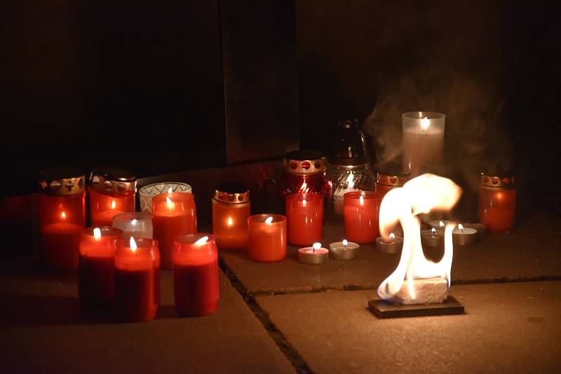 Nasvícená radnice, proslovy politiků, kovový pomník a pietní kniha připomněly Jana Palacha na olomouckém Horním náměstíFoto: