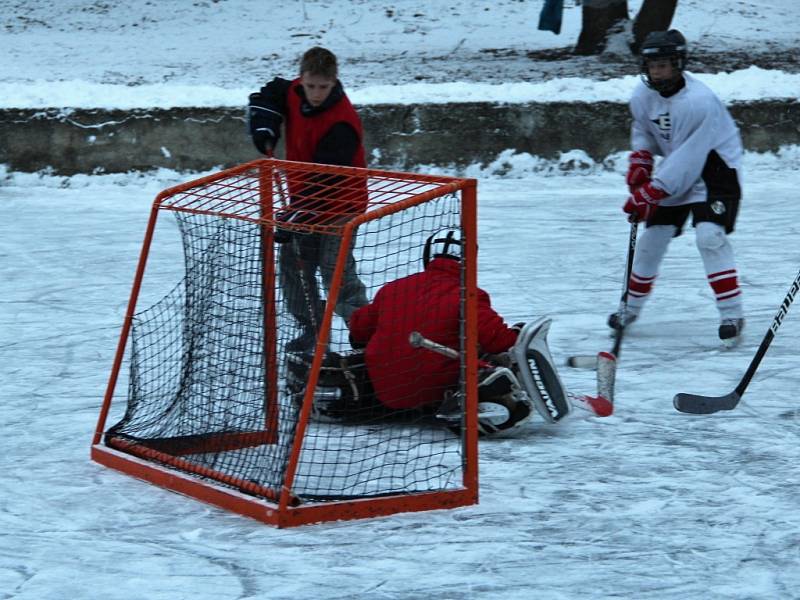 Hokejisté se na lašťanském rybníku utkali v prvním ročníku hokejových her Winter classic games.