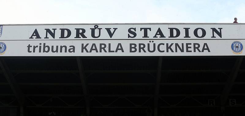 Tribuna Karla Brücknera na Andrově stadionu v Olomouci