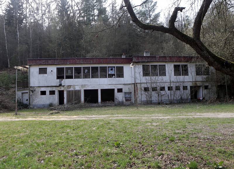Ochoz - bývalý pionýrský tábor plný azbestu.