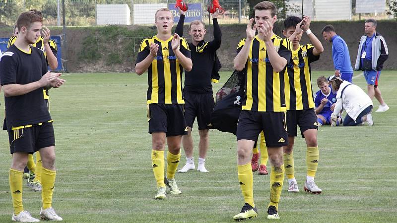 Fotbalisté Nových Sadů (ve žluto-černém) porazili Všechovice 5:0.