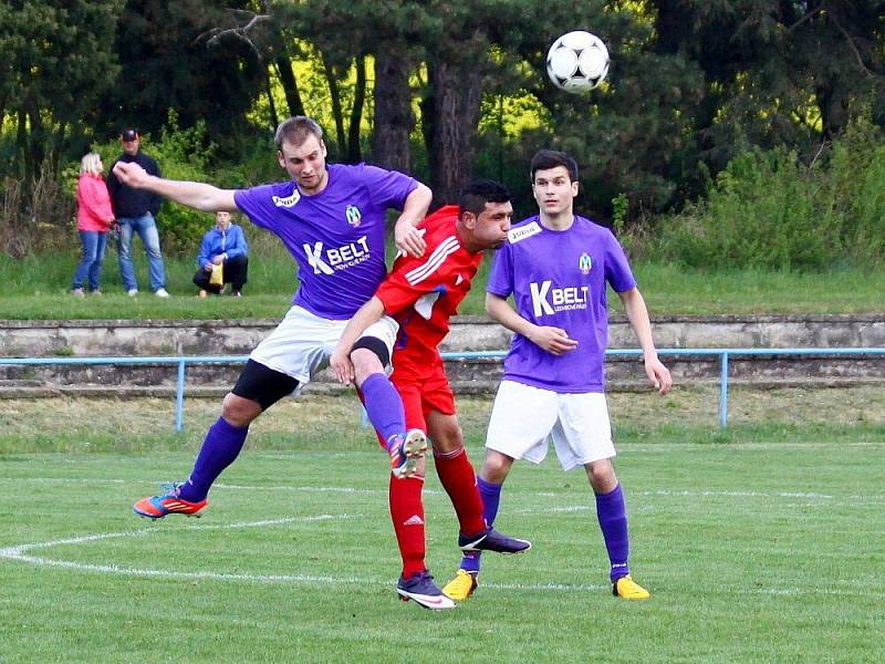 Fotbalisté Šternberka (v červeném) proti Velkým Losinám