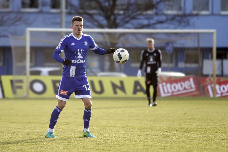 Olomoučtí fotbalisté (v modrém) porazili v přípravě Nitru 1:0. Jan Štěrba.