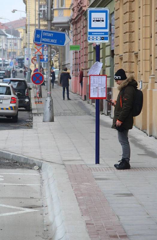 V Komenského ulici už zastavují autobusy MHD, 18. prosince 2019