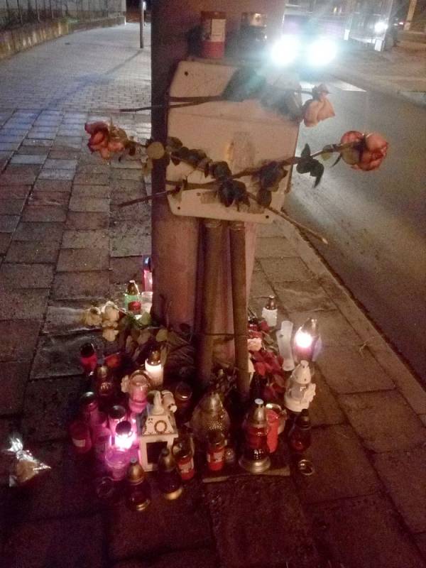 Svíčky na místě tragické nehody ve Wolkerově ulici v Olomouci. Po nárazu mercedesu do sloupu tam zemřela mladá žena