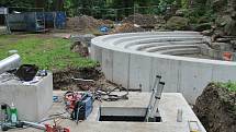 Práce na obnově vodopádu v Bezručových sadech pokročily. Hotové je jezírko z pohledového betonu a v šachtě se instalují technologie.