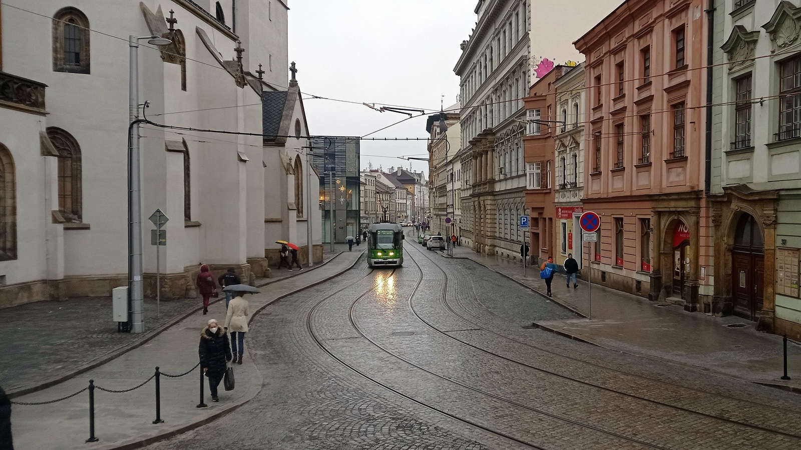 Část opravené ulice 8. května je nově pěší zónou. Jak se vám líbí? -  Olomoucký deník