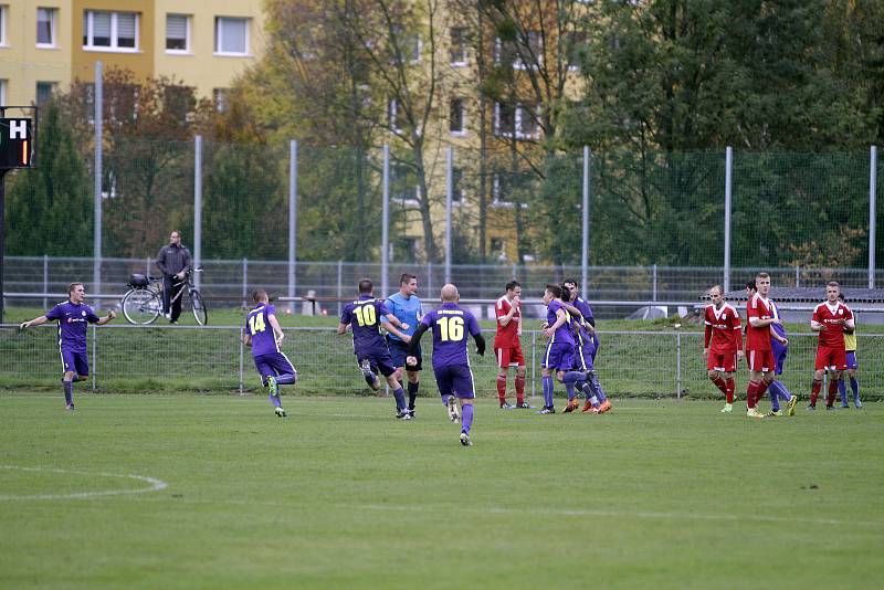 Fotbalisté Uničova (v červeném) prohráli s Mohelnicí 1:2