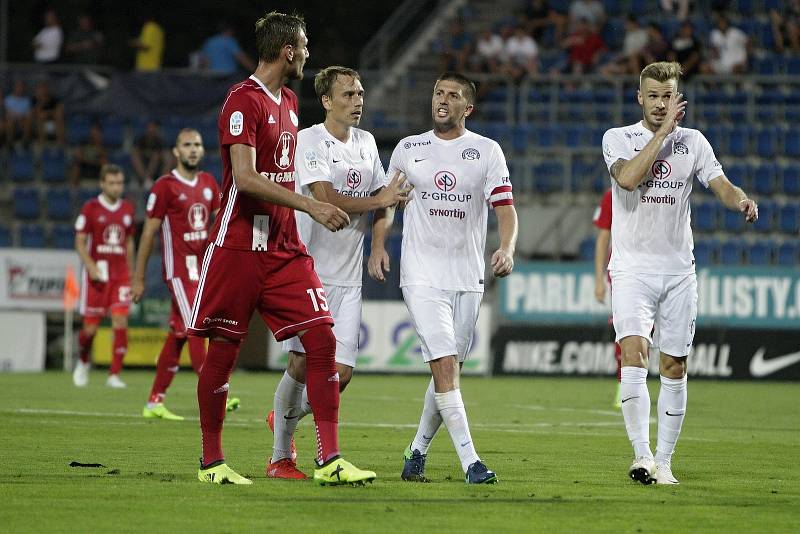 Olomoučtí fotbalisté (v červeném) remizovali se Slováckem 0:0Tomáš Chorý (vlevo) a Veliče Šumulikoski (s kapitánskou páskou)