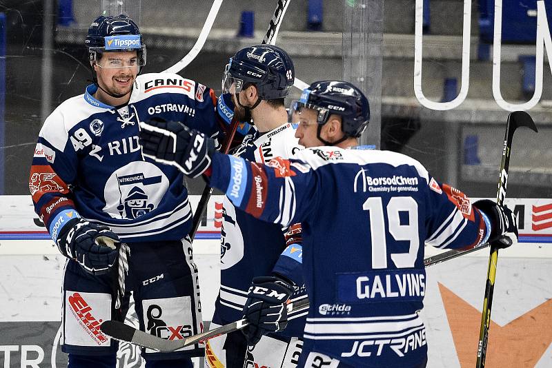 Dohrávka 12. kola hokejové extraligy: HC Vítkovice Ridera - HC Olomouc, 12. ledna 2021 v Ostravě. (zleva) Nicolas Werbik z Vítkovic, Petr Gewiese z Vítkovic a Guntis Galvinš z Vítkovic.