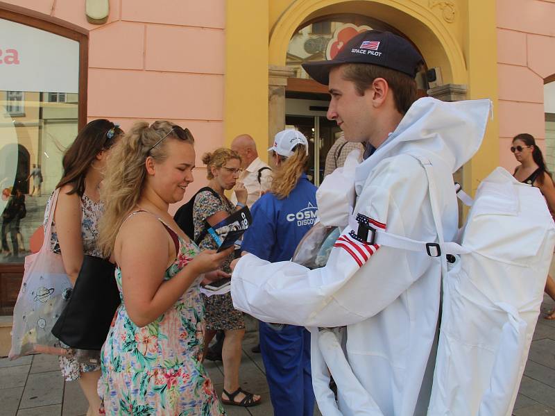 Kosmonaut a jeho NASA asistentka v Olomouci zvali na výstavu Cosmos Discovery, která je do 2. září k vidění v areálu výstaviště v Brně.