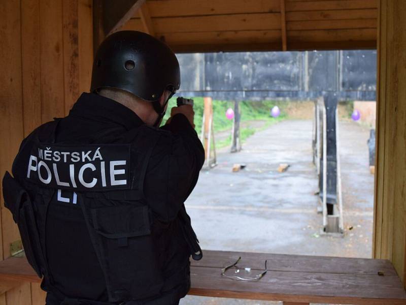 Trojboj záchranných a zákrokových týmů městských policií v areálu Fortu Křelov. 