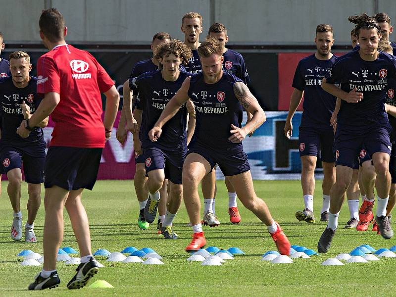 Tomáš Kalas (uprostřed).Trénink fotbalové reprezentace před kvalifikací s Černou Horou v Olomouci