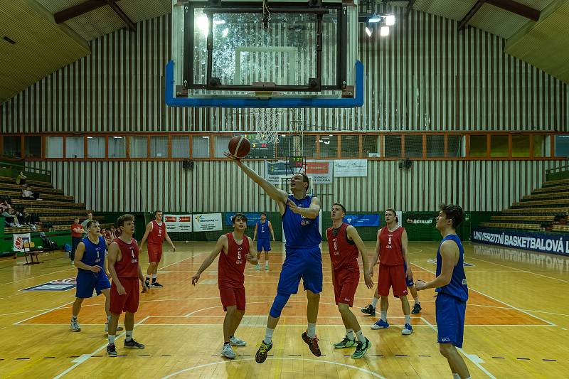 Zápas Final Four Univerzitní basketbalové ligy mezi UP Olomouc a UK Praha