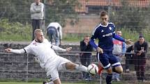 Fotbalisté Uničova porazili HFK Olomouc (v bílém) 4:1. Alex Řehák (vlevo) a Aleš Krč.