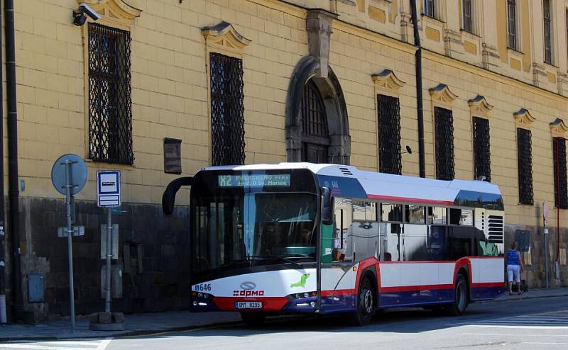 Autobus náhradní linky X2 se zastávkou a "točnou" na náměstí Republiky