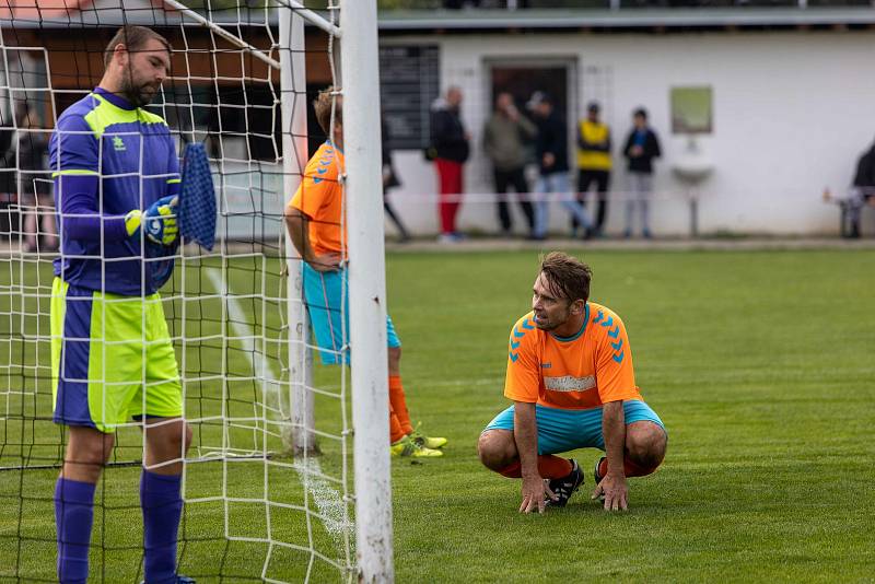 Fotbalisté Hodolan (v pruhovaném) porazili Novou Hradečnou 8:0.