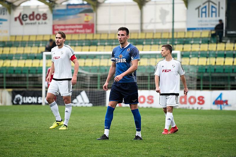 Fotbalisté 1. HFK Olomouc (v bílém) remizovali na domácí půdě v Holici s Přerovem 2:2.