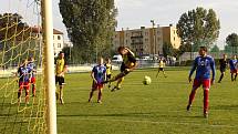 Fotbalisté Nových Sadů (ve žluto-černém) remizovali s Valašským Meziříčím 1:1.