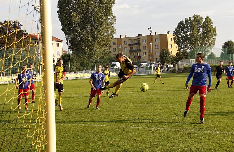 Fotbalisté Nových Sadů (ve žluto-černém) remizovali s Valašským Meziříčím 1:1.