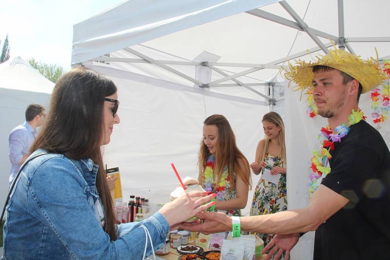 Olomoucký Garden Food Festival servíruje burgery, ústřice i cvrčky.