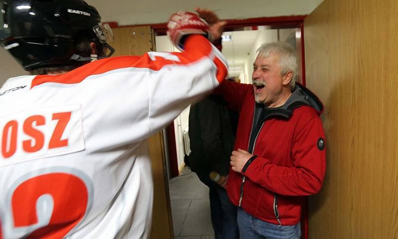 Manažer HC Olomouc Erik Fürst se raduje z extraligového postupu s Rostislavem Maroszem