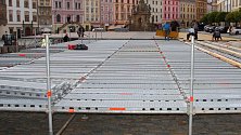 Stavba kluziště na Dolním náměstí v Olomouci. 29. října 2019